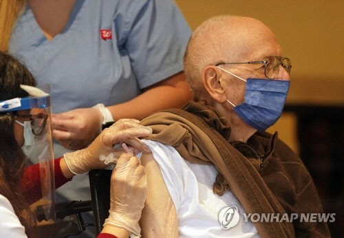모더나 코로나19 백신 맞는 미 미주리주 100세 노인. <연합뉴스>